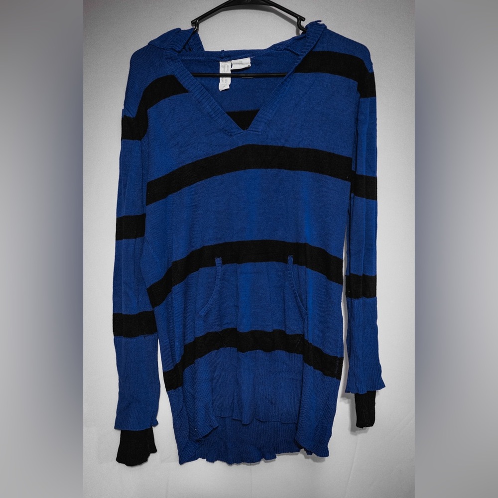 Comfortable dark blue sweater with black stripes and a hood.